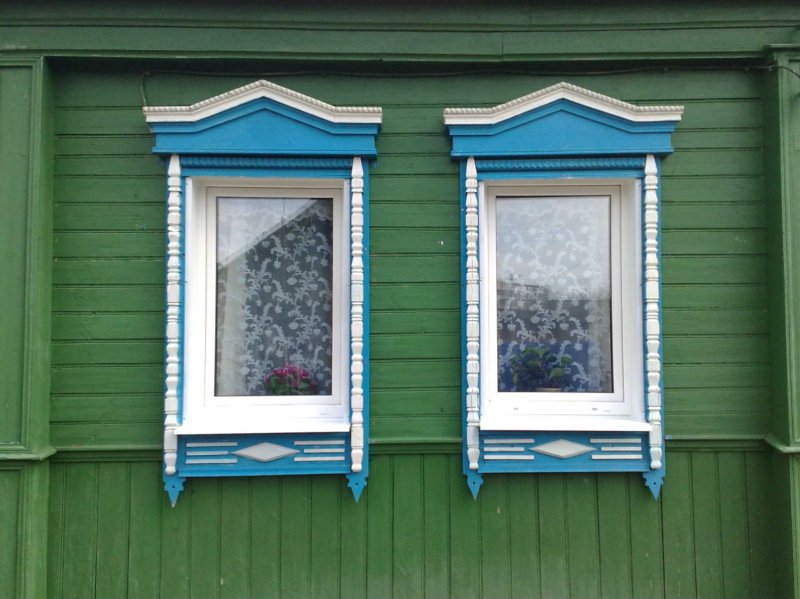 Окно в деревенском доме