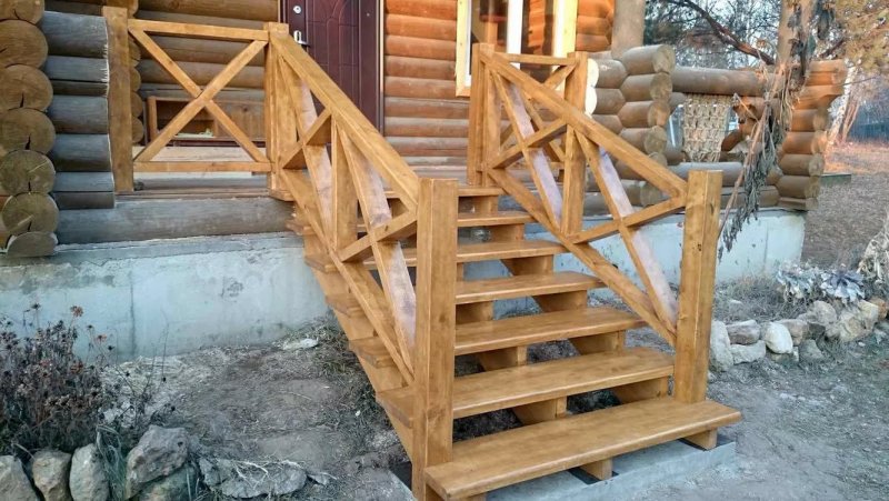 Уличная лестница из дерева
