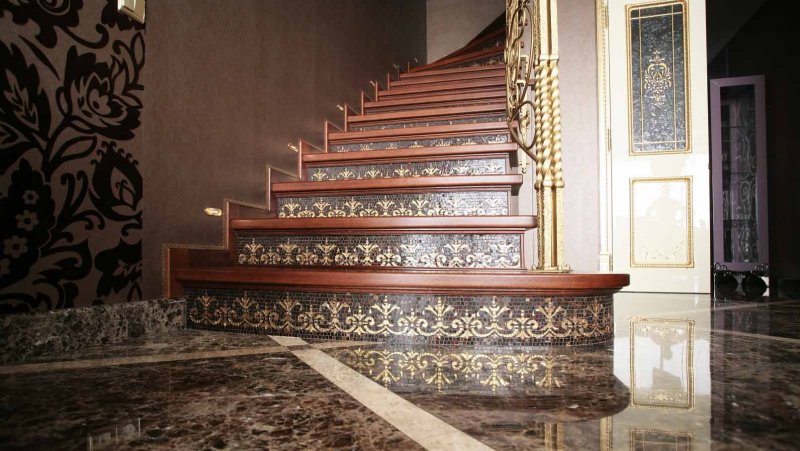 Лестница отделанная мрамором