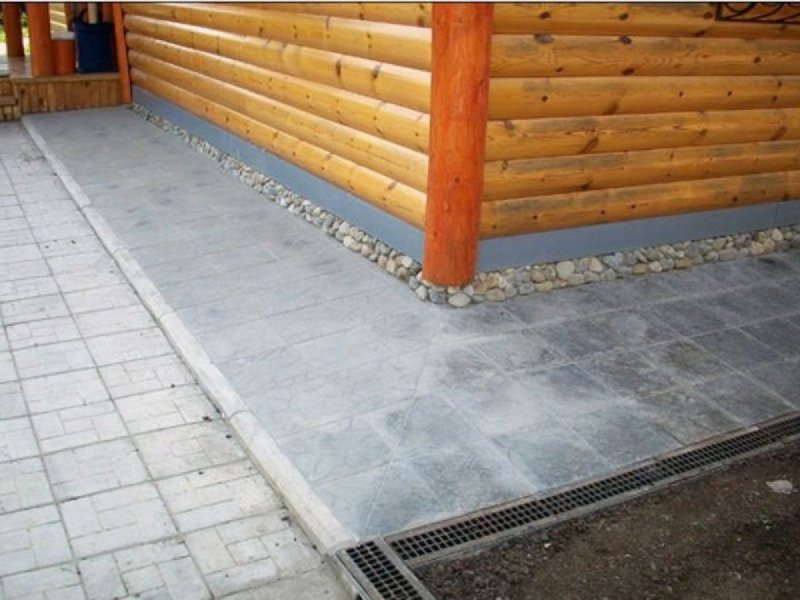 Отделка отмостки тротуарной плиткой