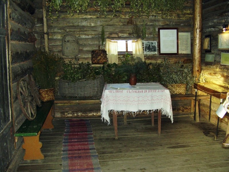 Лавка Коник в русской избе