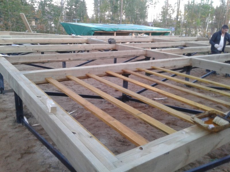Полы в каркасном доме на сваях