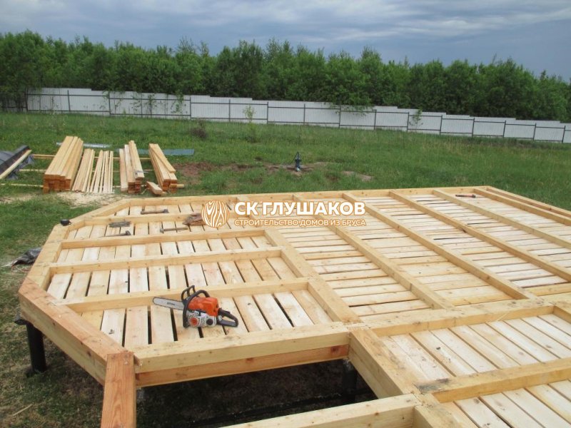 Лаги в каркасном доме на сваях