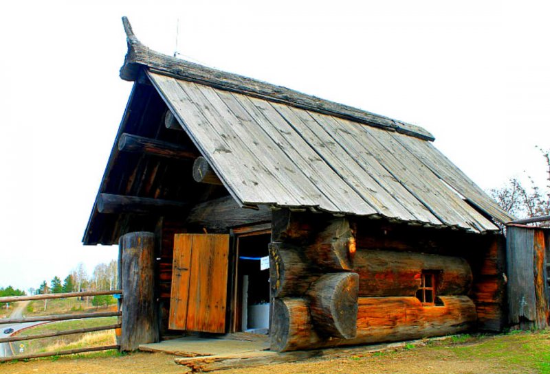 Старый домик из бревна