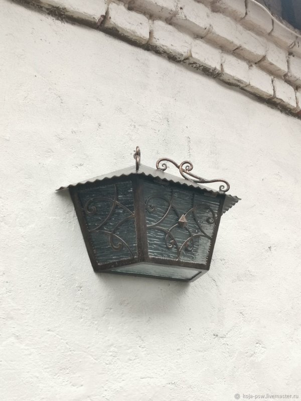Фонарь уличный над входом