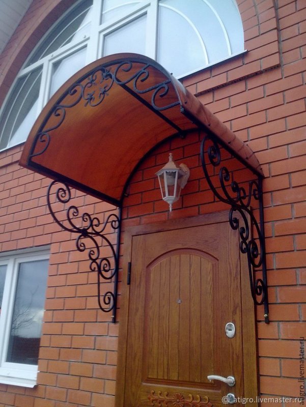 Козырёк над крыльцом