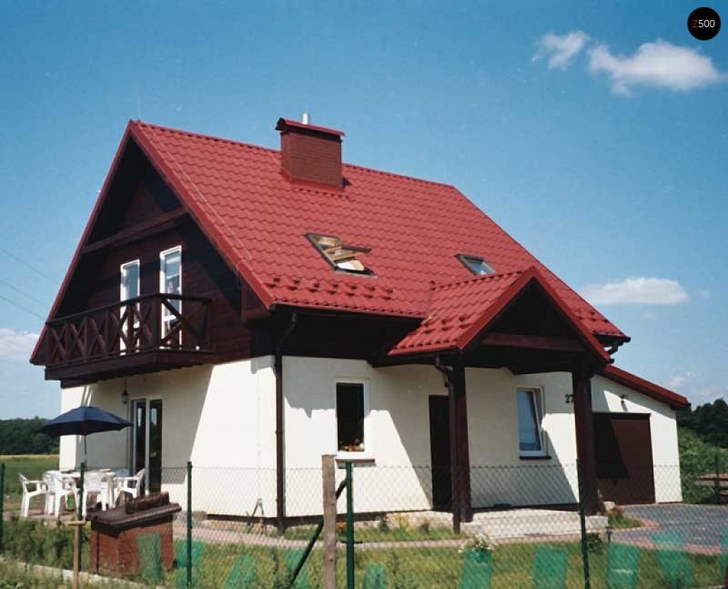 Коричневый дом с красной крышей