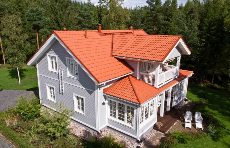 Деревянный дом с оранжевой крышей