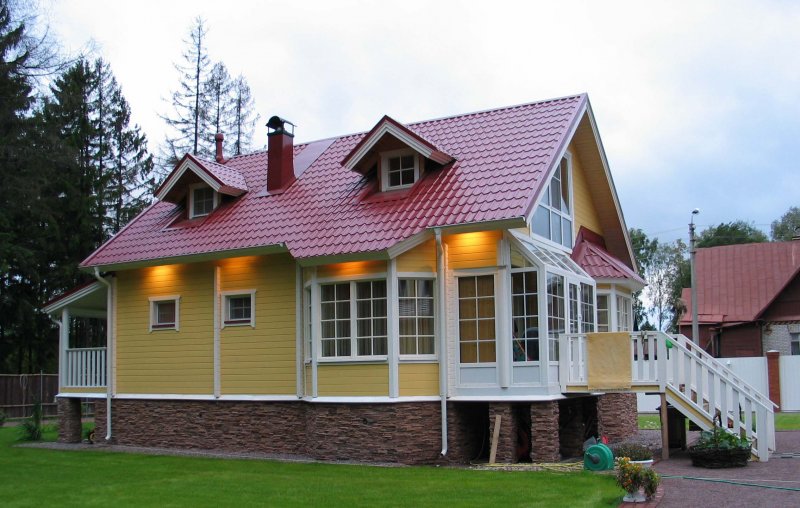 Деревянный дом с красной крышей