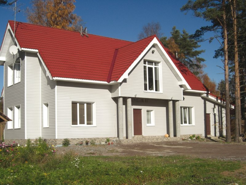 Коттедж с красной крышей