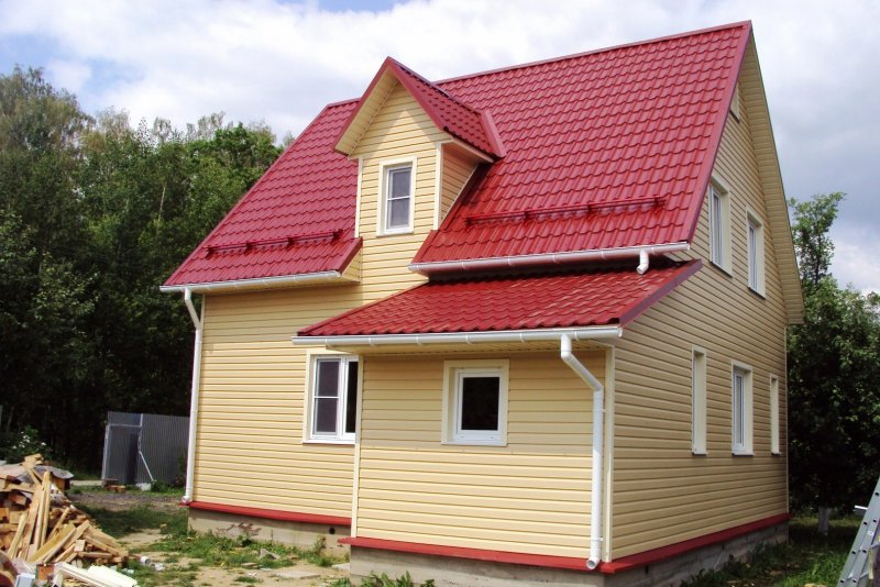 Бежевый дом с красной крышей