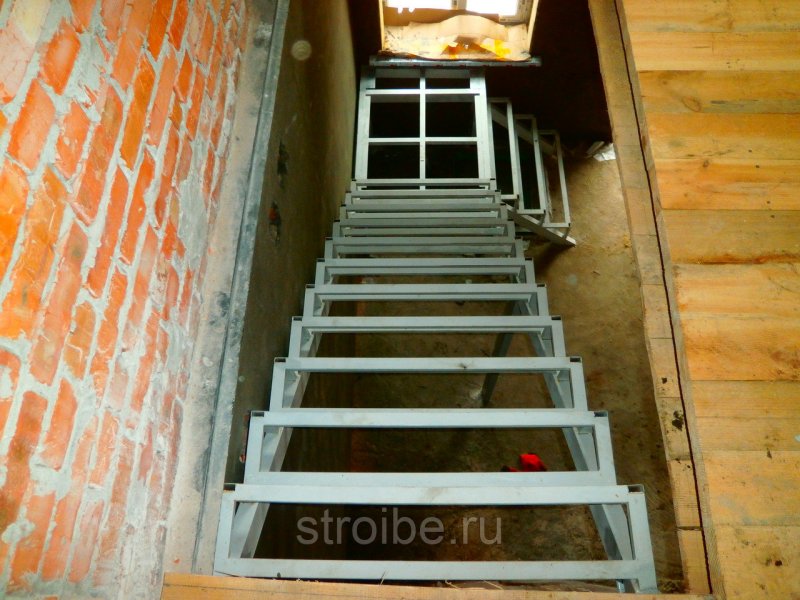 Лестница на металлическом каркасе