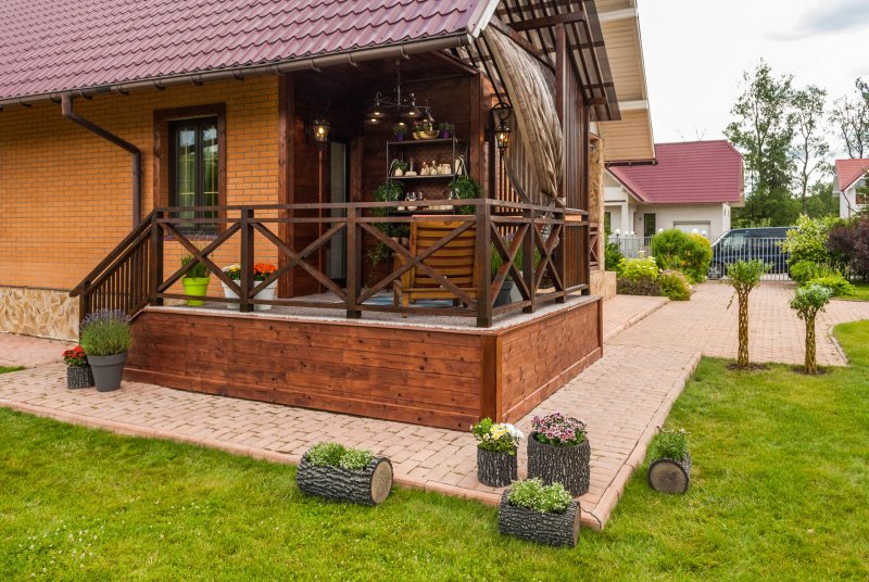 Деревянные ступени на террасу