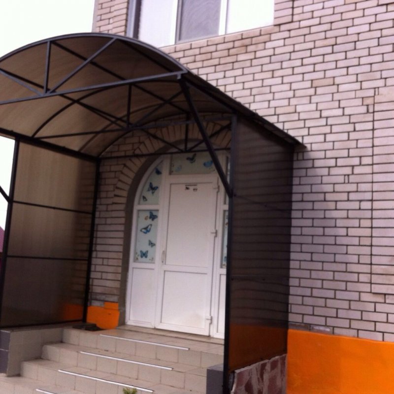 Козырек из поликарбоната над крыльцом