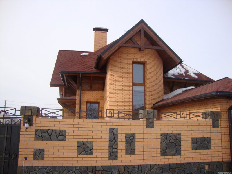 Кирпичный дом цвета солома