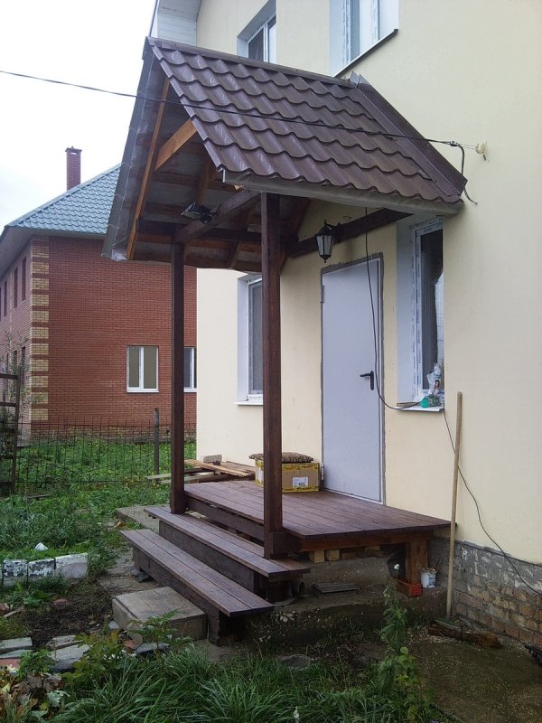 Ступеньки к дачному домику