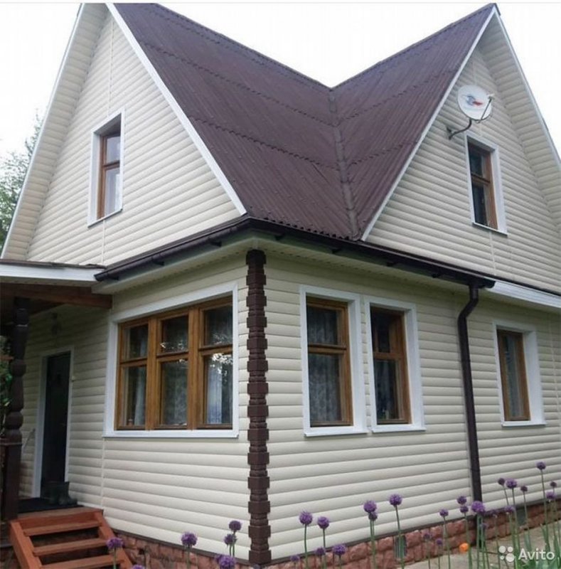 Дачный дом с коричневой крышей