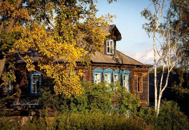 Деревенский дом осенью