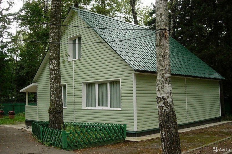 Дачный домик с зеленой крышей