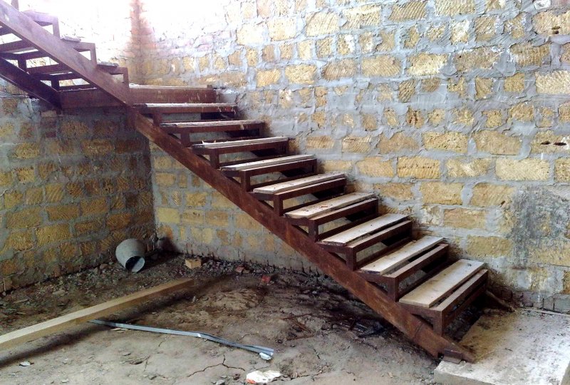 Металлическая лестница из уголка 50х50х5
