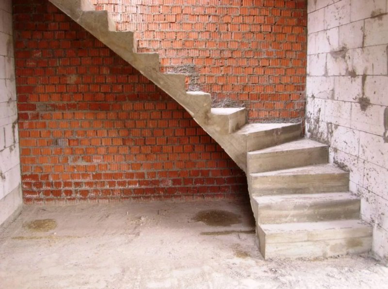 Угловая лестница из бетона