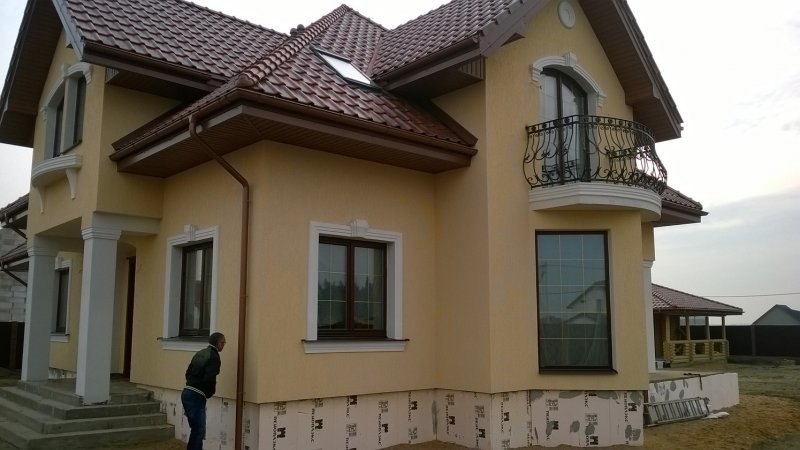Фасады домов короед с белыми окнами