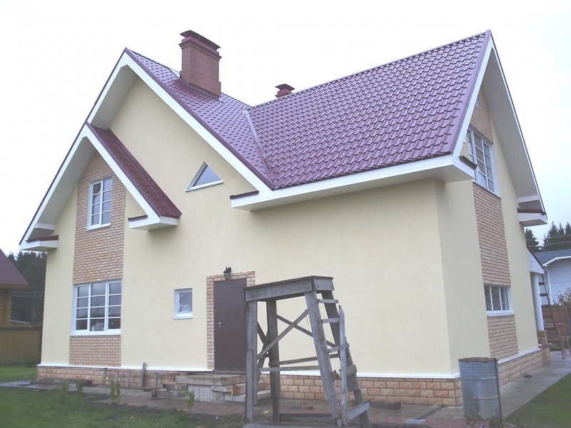 Оштукатуренный дом с красной крышей