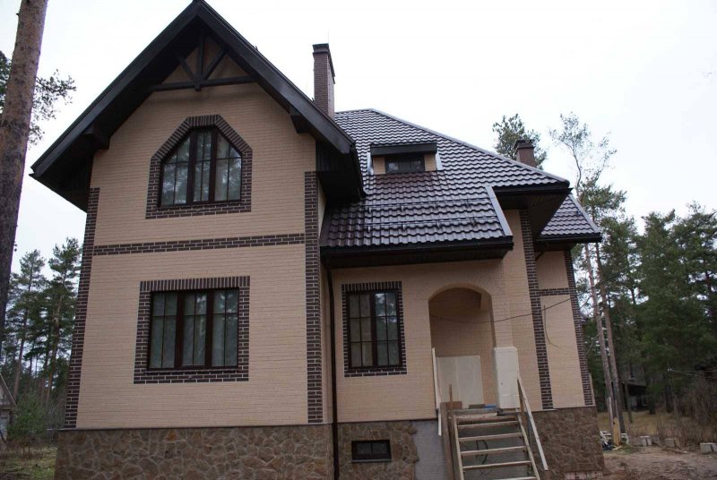 Бежевый дом с коричневыми окнами