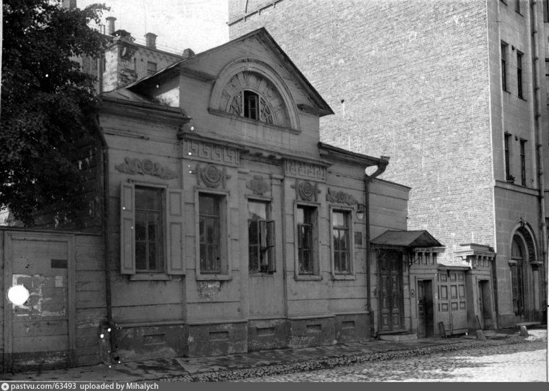 Г. А. Палибина (ул. Бурденко, 23).
