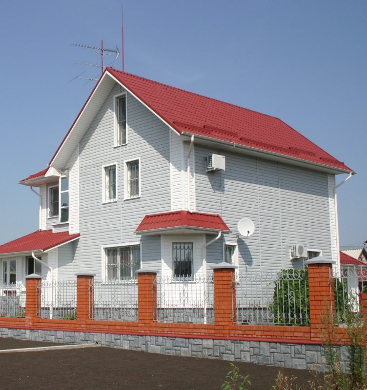 Фасады домов с красной крышей