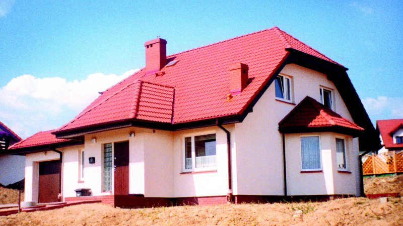 Дом штукатурка красная крыша