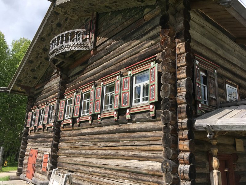 Старинные избы с высоким крыльцом