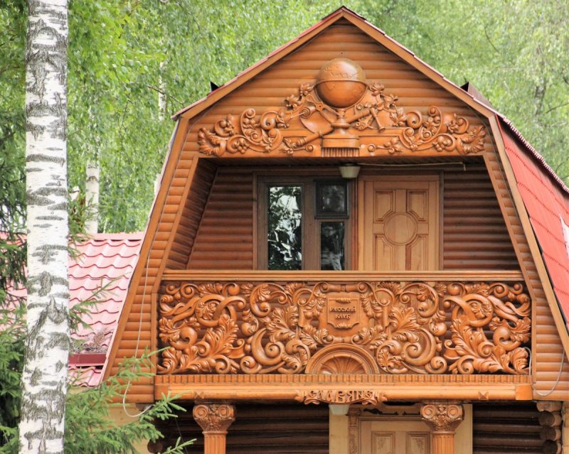 Резной домик из дерева