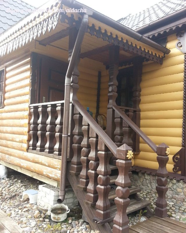 Крыльцо с деревянными балясинами