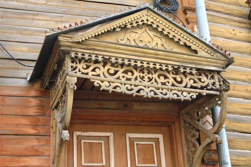 Резной деревянный козырек