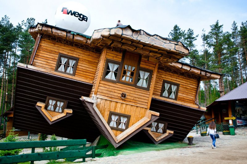 Дом перевертыш Польша