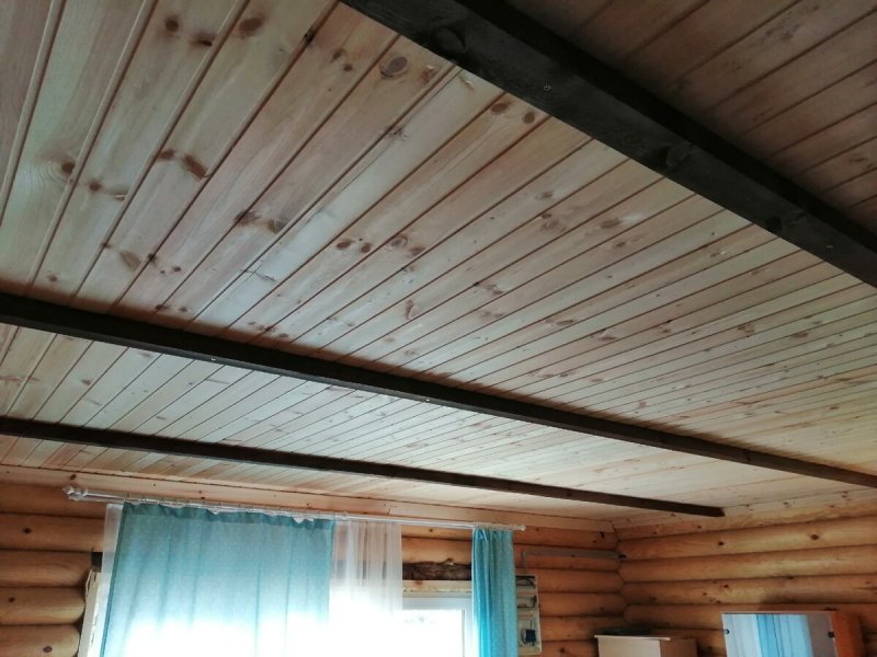 Обшивка потолка в деревянном доме