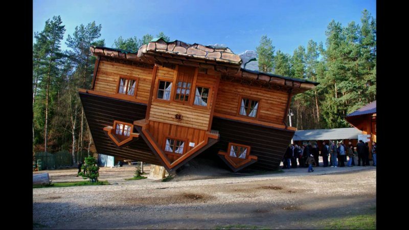 Перевернутый дом в Польше