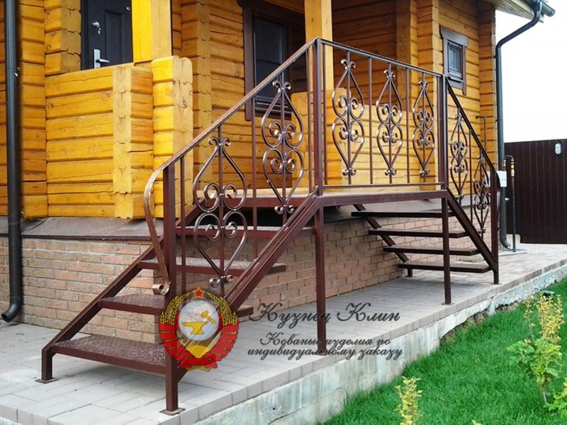 Металлическая лестница на крыльцо