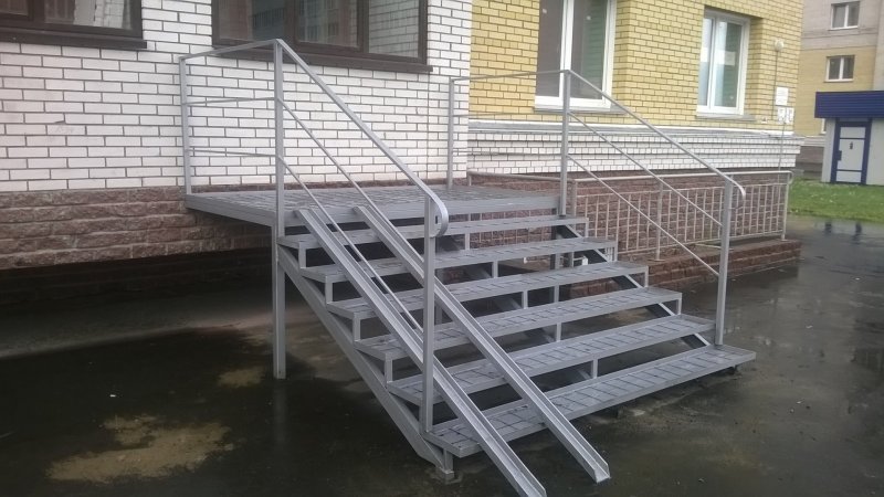 Входная лестница с пандусом