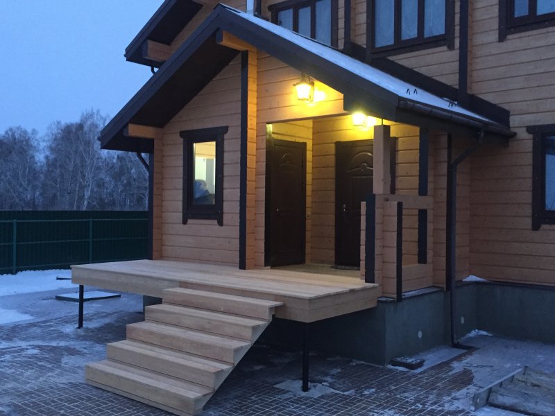 Крыльцо в доме из бруса