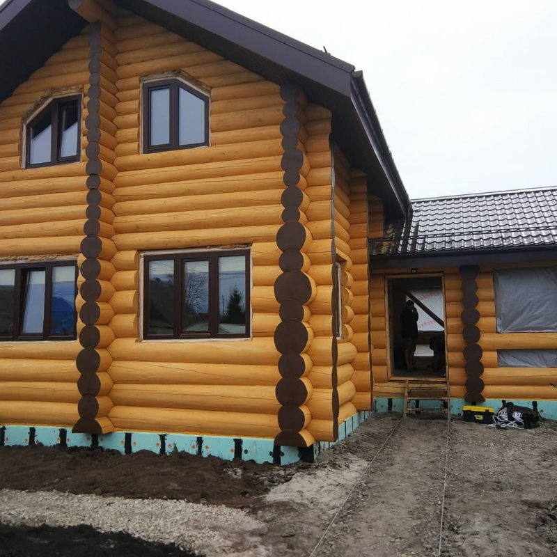 Крашеный бревенчатый дом