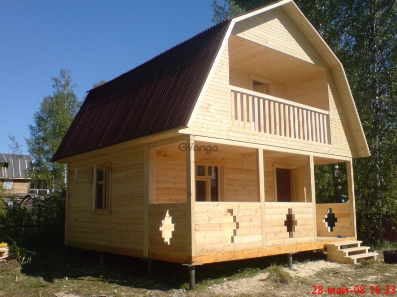 Дачный домик из дерева с балконом