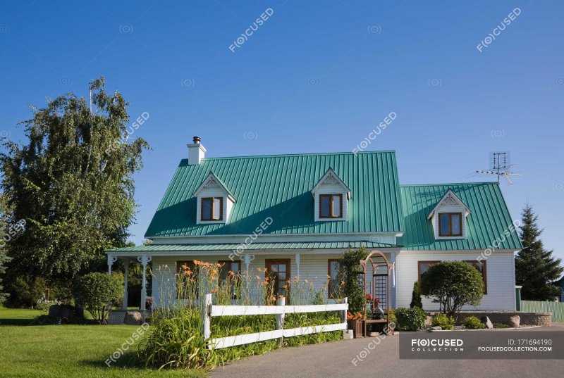 Фасад с берерюзовой крыше