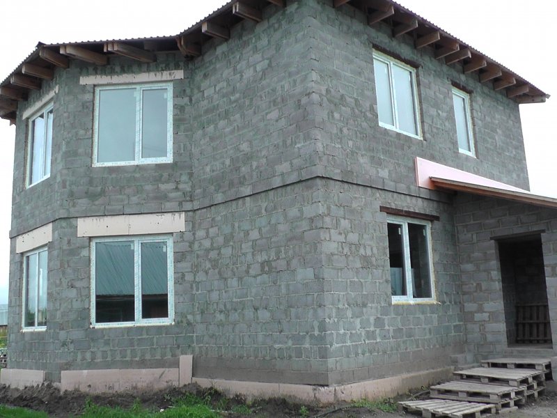 Домик из керамзитобетонных блоков