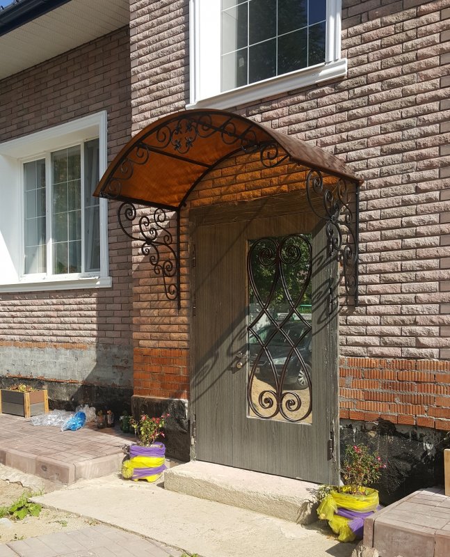 Козырек в частном доме