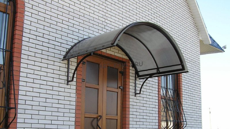 Навес над крыльцом из поликарбоната