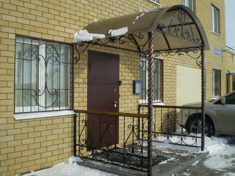Навес над крыльцом частного