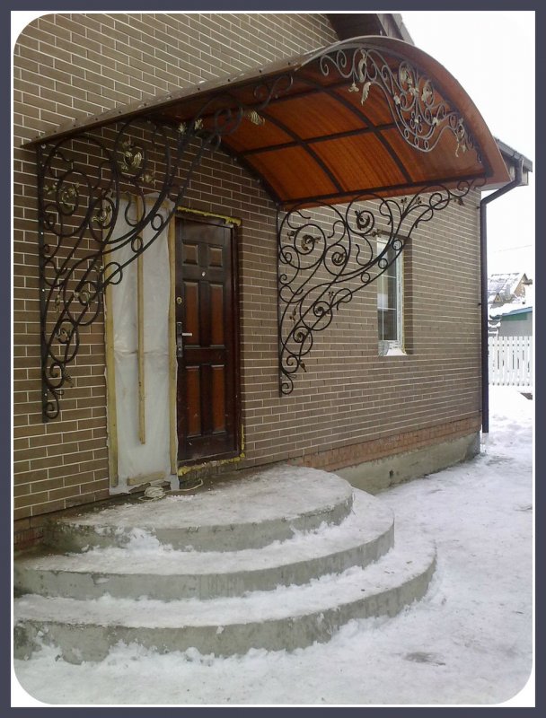 Козырёк над крыльцом