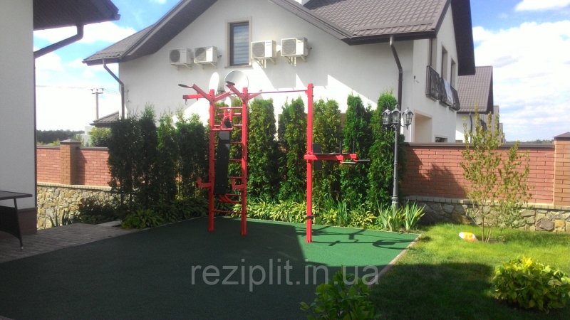 Спортивная зона во дворе частного дома